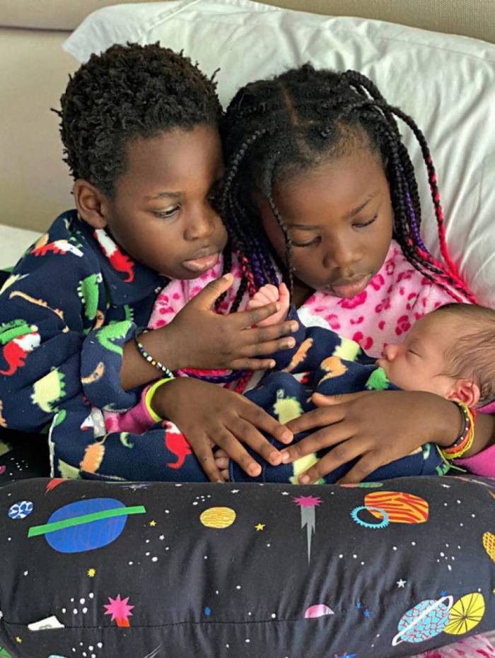 Giovanna Ewbank publica foto fofa dos filhos