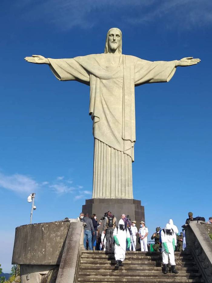 Militares realizam desinfec&ccedil;&atilde;o no Cristo Redentor. Foto: Daniel Castelo Branco