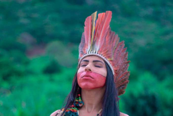 Amanda Silva &eacute; torcedora do Santa Cruz