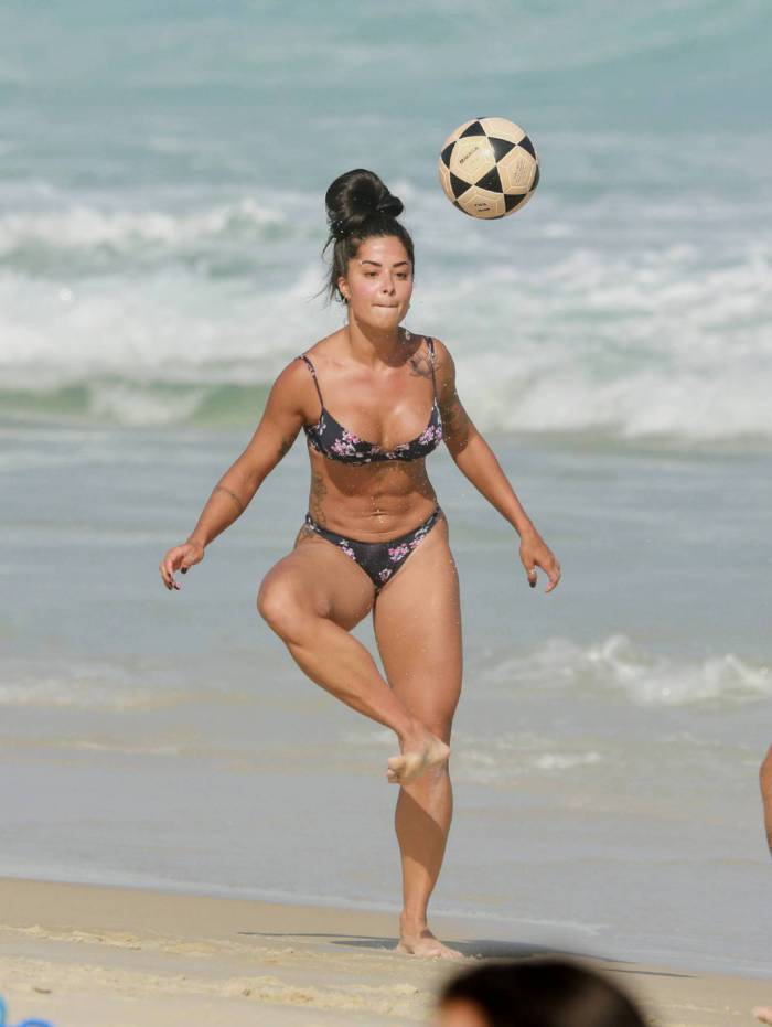 Aline Riscado joga altinha na praia da Barra da Tijuca 