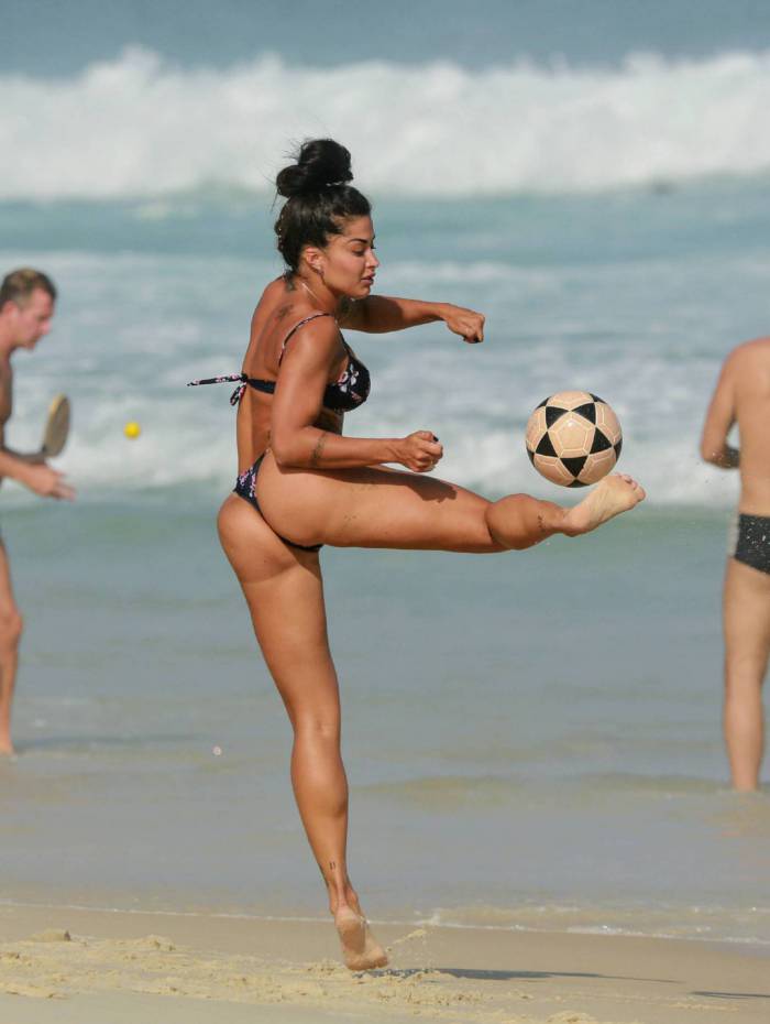 Aline Riscado joga altinha na praia da Barra da Tijuca 