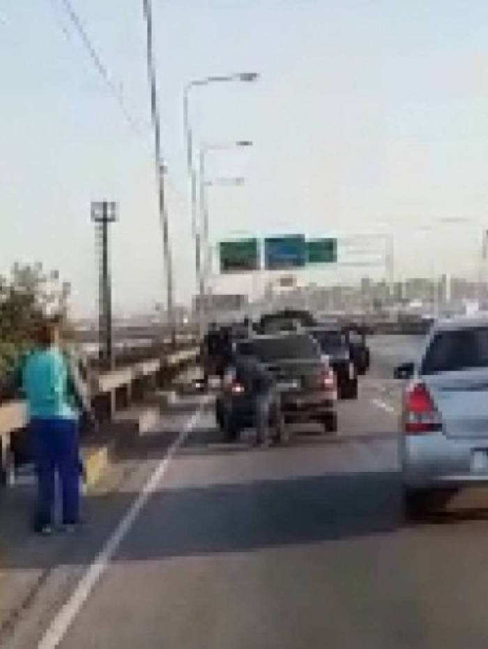Motoristas que passavam pela via chegaram a abandonar carros