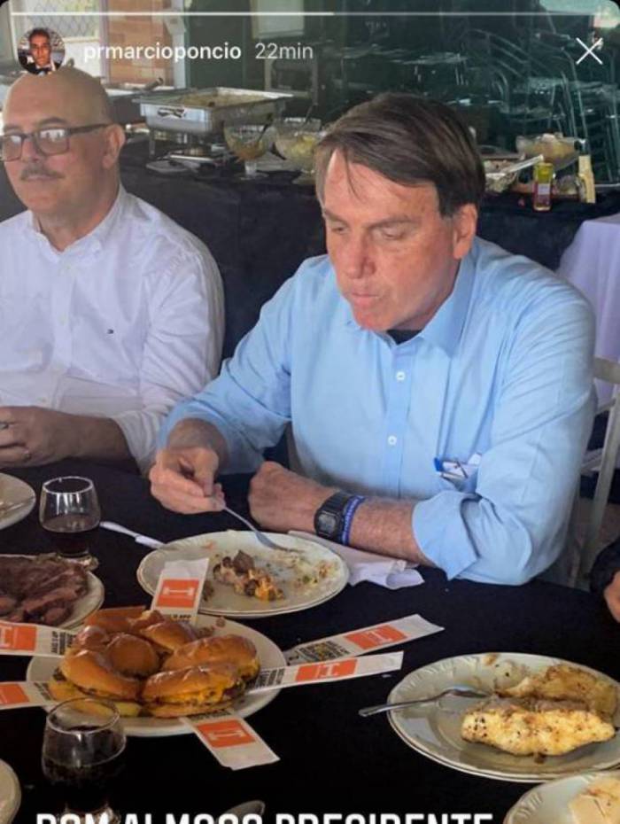Pastor Márcio mostra hambúrguer da família Poncio no almoço do presidente Bolsonaro 