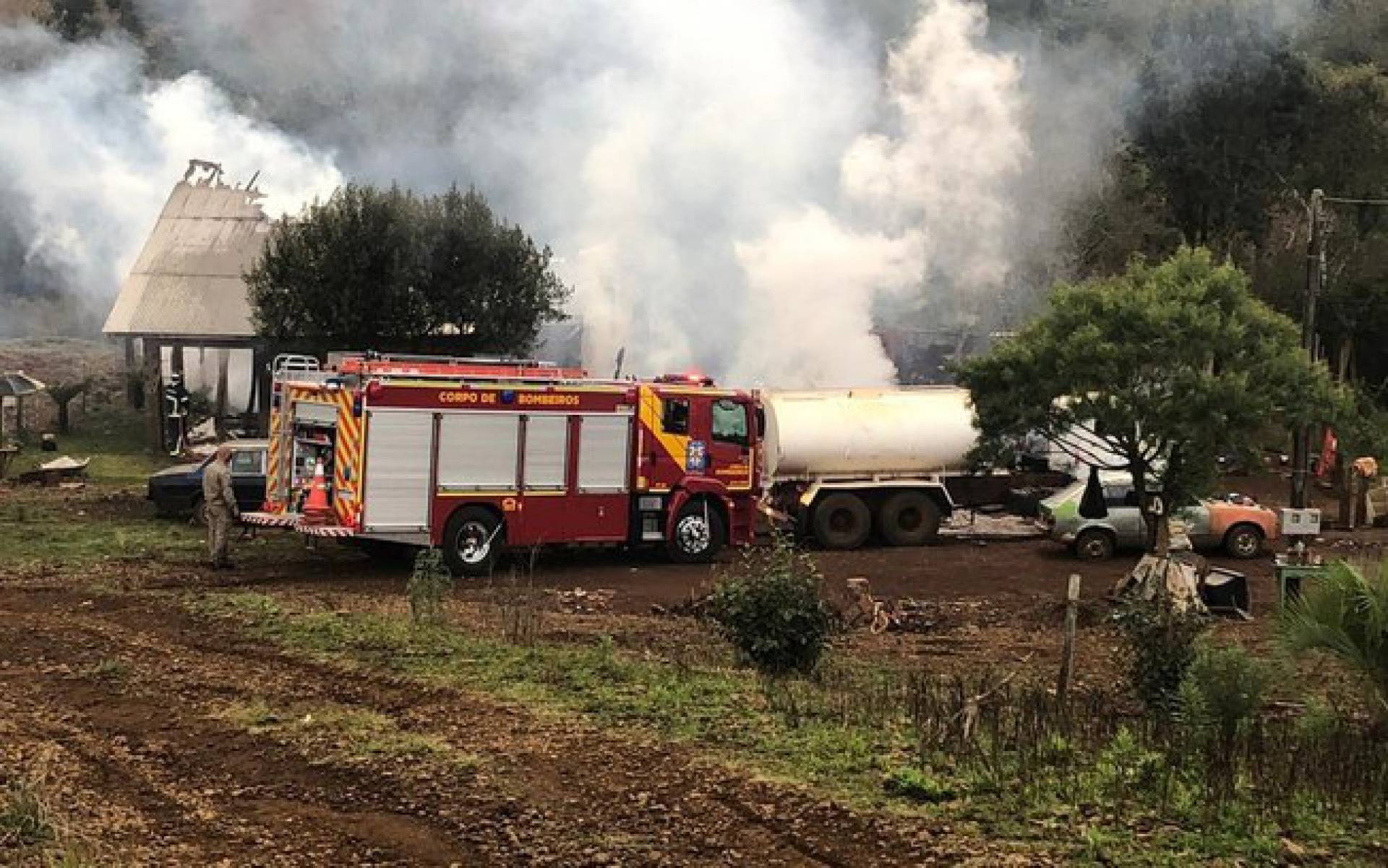 Parte da casa desabou com o incêndio
