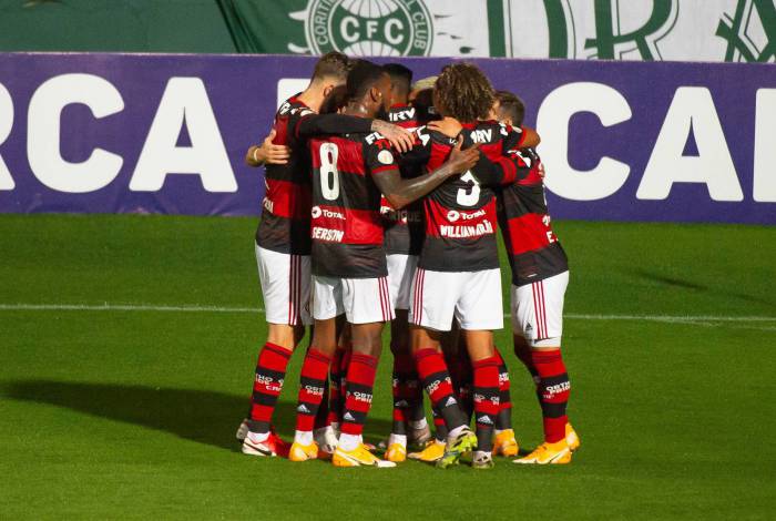 Jogadores do Flamengo comemoram primeiro gol no Brasileiro, marcado por Arrascaeta