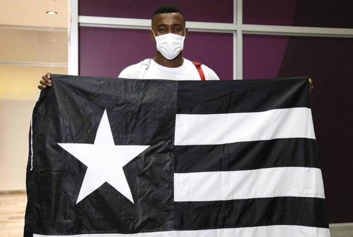 Kalou desembarca no Rio para se apresentar ao Botafogo