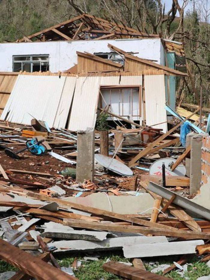 Ventos de mais de 100 km/h e chuva de granizo causam destrui&ccedil;&atilde;o