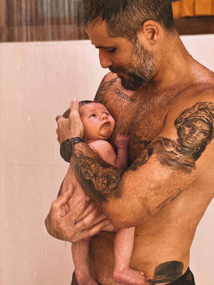 Bruno Gagliasso mostra primeiro banho de chuveiro com o bebê Zyan
