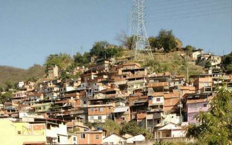 Adolescente é morto durante confronto entre criminosos rivais no Morro do Juramento