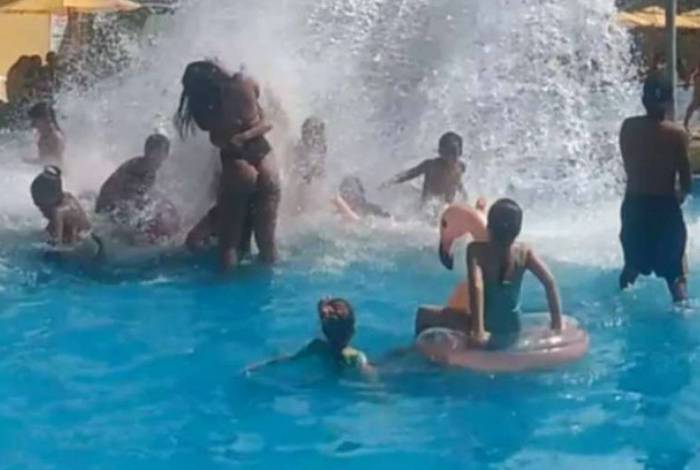 Visitantes do clube se aglomeram em piscina de clube aberto na pandemia