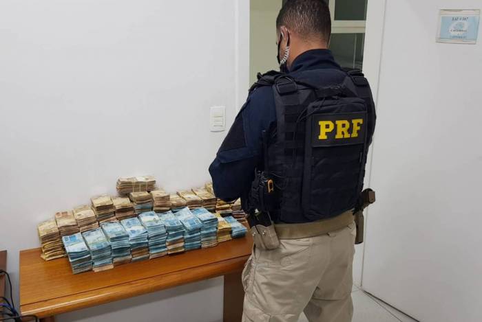 PRF apreendeu o dinheiro e munições. Motorista foi preso