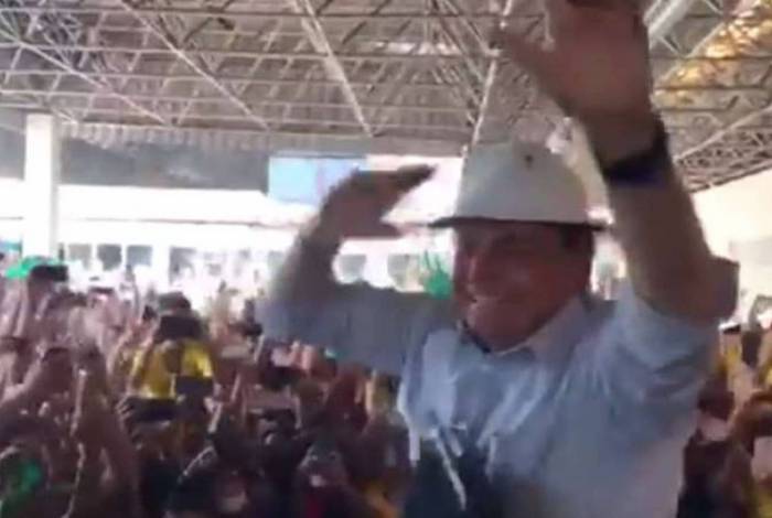 Com chapéu de cangaceiro, Bolsonaro é recebido por multidão em Aracaju