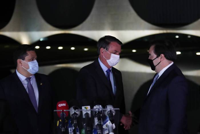 Presidente do Brasil, Jair Bolsonaro e Presidente da Câmara, Rodrigo Maia, dão as mãos em Brasília