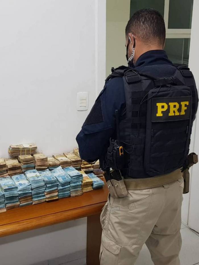 Dinheiro estava escondido em fundo falso no ve&iacute;culo