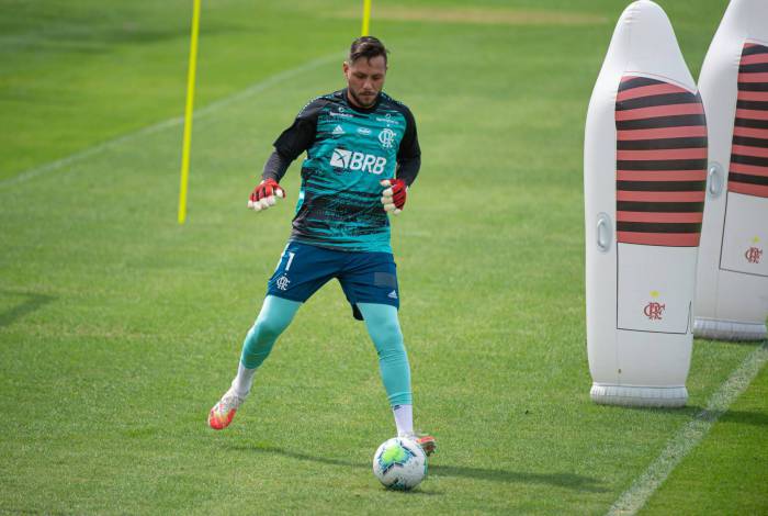 O goleiro Diego Alves volta ao time titular contra o Grêmio