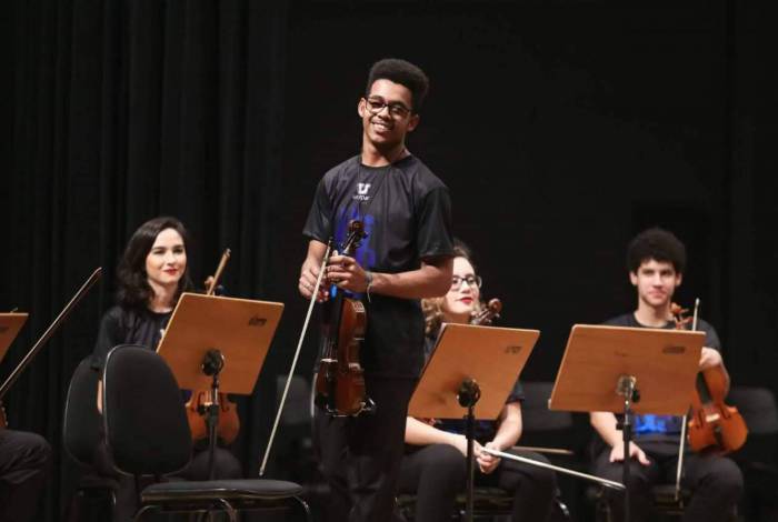 Violinista do Complexo do Alemão, Gabriel Paixão comove internet em prol de vaquinha solidária