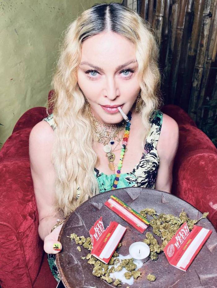 Madonna fuma baseado e mostra bandeja cheia de maconha