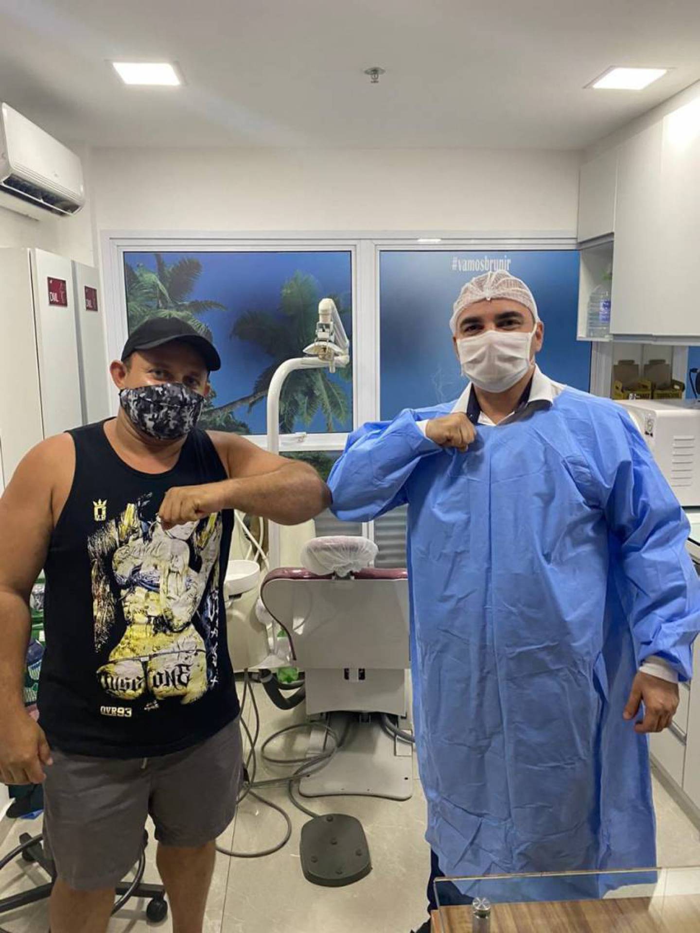 Marcos Soares posa ao lado de Dr. Bruno Chagas, que salvou sua vida - Amanda Pinheiro / Divulgação