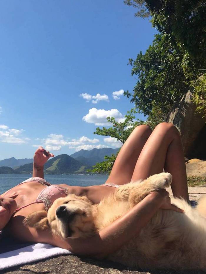 Bruna Marquezine volta a postar fotos de passeio na praia