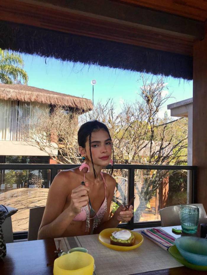 Bruna Marquezine volta a postar fotos de passeio na praia