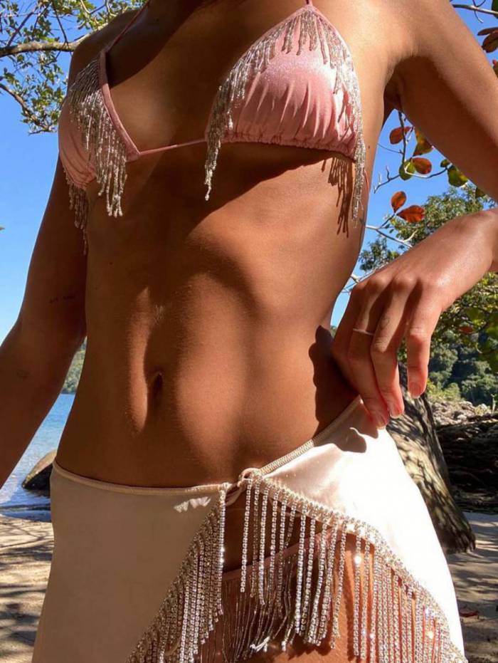 Bruna Marquezine volta a postar fotos de passeio na praia