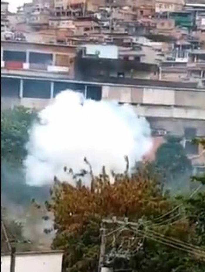 Moradores registram bombas e tiros no Complexo do Alemão, Zona Norte do Rio