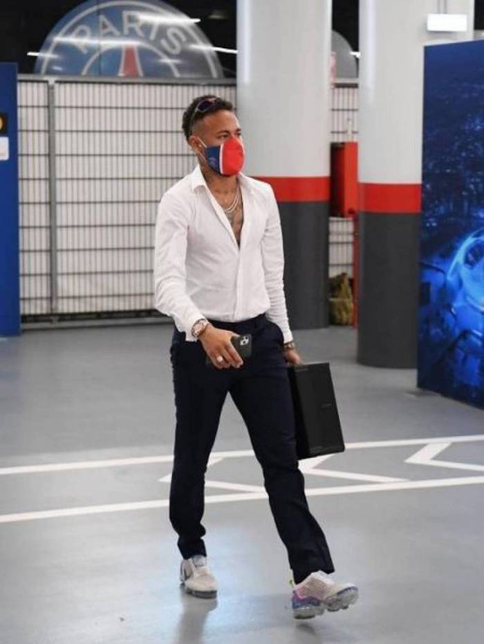 Neymar chega ao estádio Luz segurando uma caixa de som e escutando a música 'Toma', de Luisa Sonza