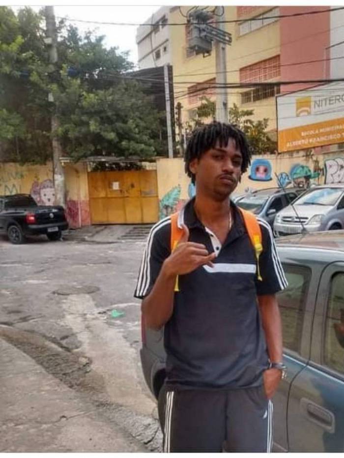 Danillo Oliveira, 24, foi preso após ser reconhecido em uma foto antiga de sua conta no Facebook; desde o ano passado, no entanto, jovem usa cabelo comprido, diz defesa
