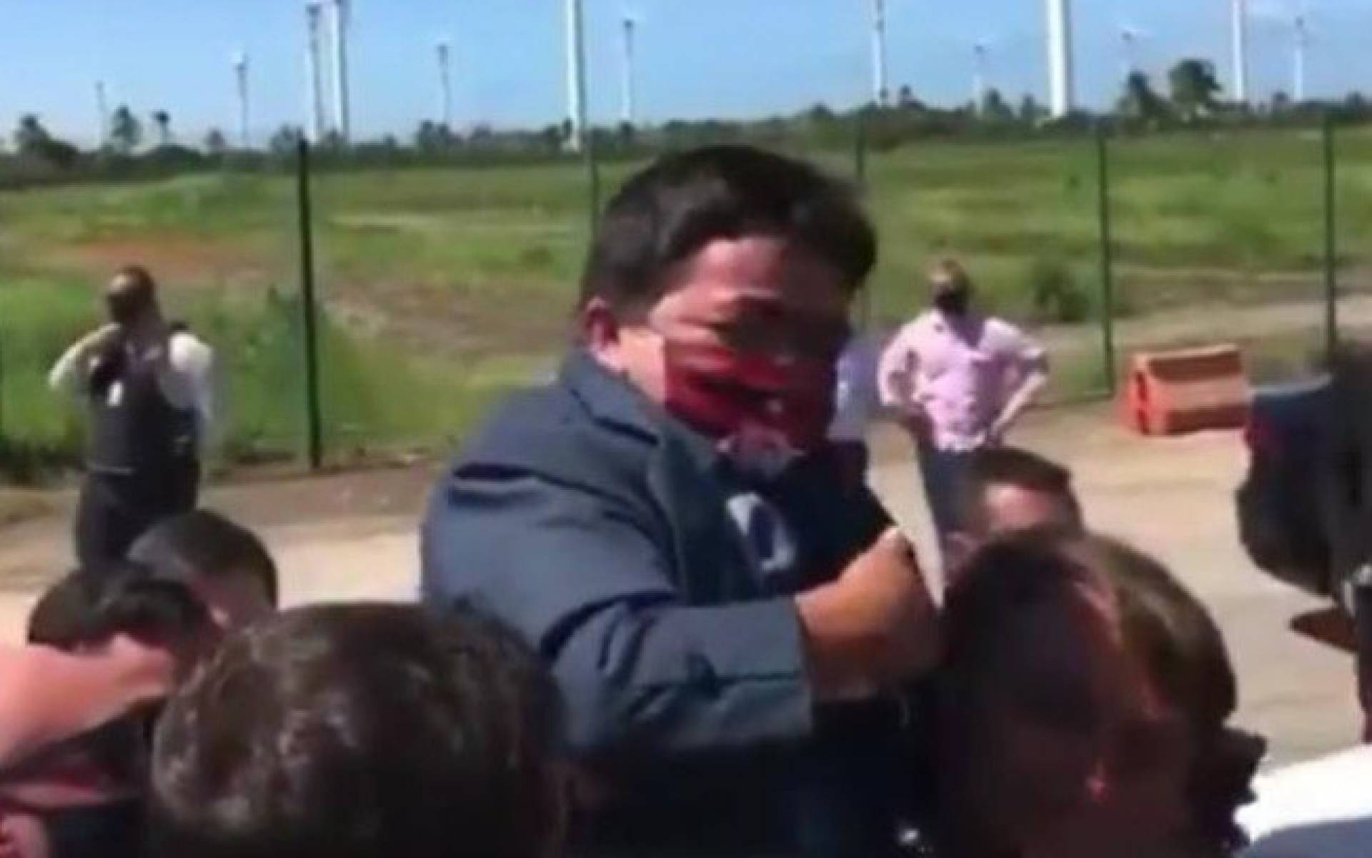 Bolsonaro carrega an&atilde;o nos ombros durante visita a Sergipe; assista