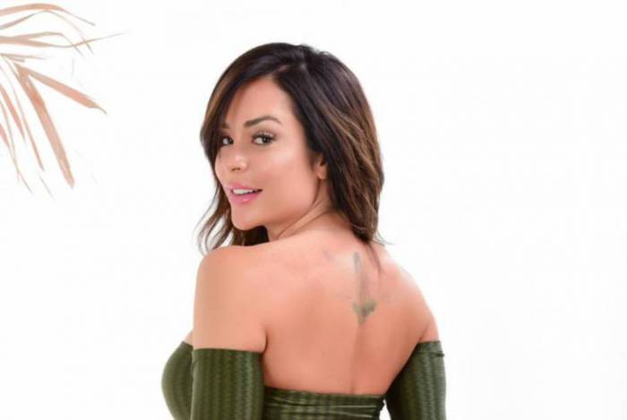 Denise Dias posa com mai&ocirc; supercavado que deixa seu bumbum em evid&ecirc;ncia