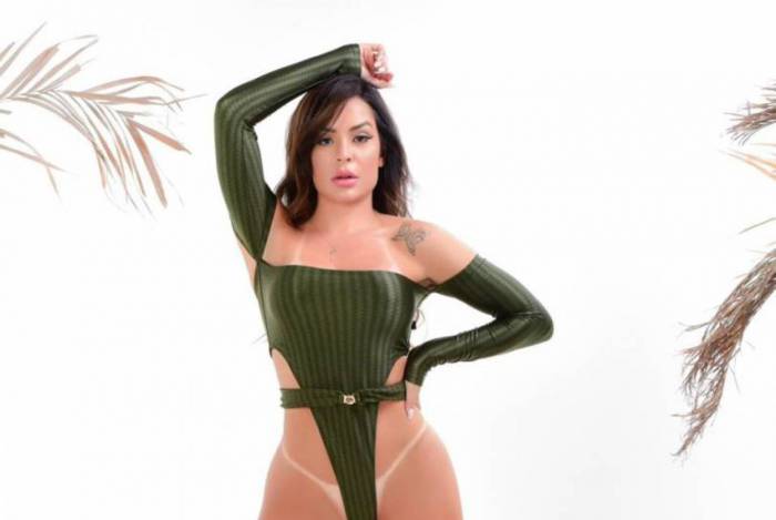 Denise Dias arrasa com um modelo ousado de mai&ocirc; supercavado