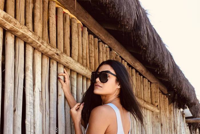 Yasmim Anjos veste o mai&ocirc; da loja Garden Wear