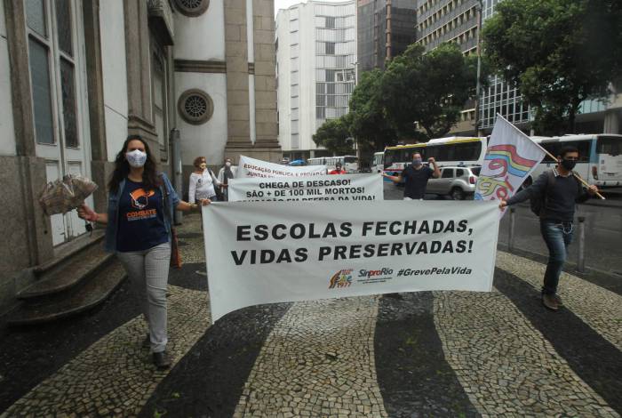 RIO - 20/08/2020 - Manifestação e Live de professores na Candelária.               Fotos: Estefan Radovicz / Agência O Dia          
      Byline