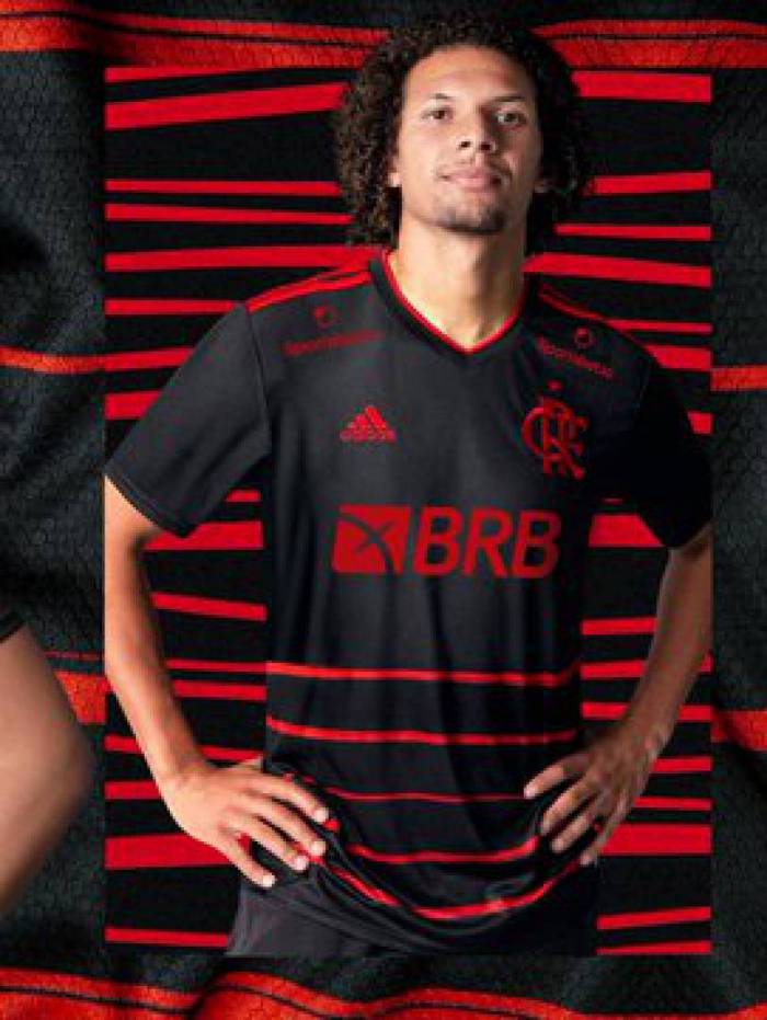 Willian Arão exibe a terceira camisa: ajuda no combate à covid-19