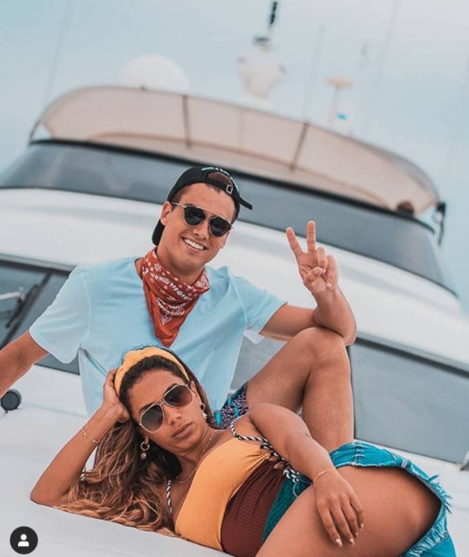 Shippa Anitta brinca em foto de jogador: