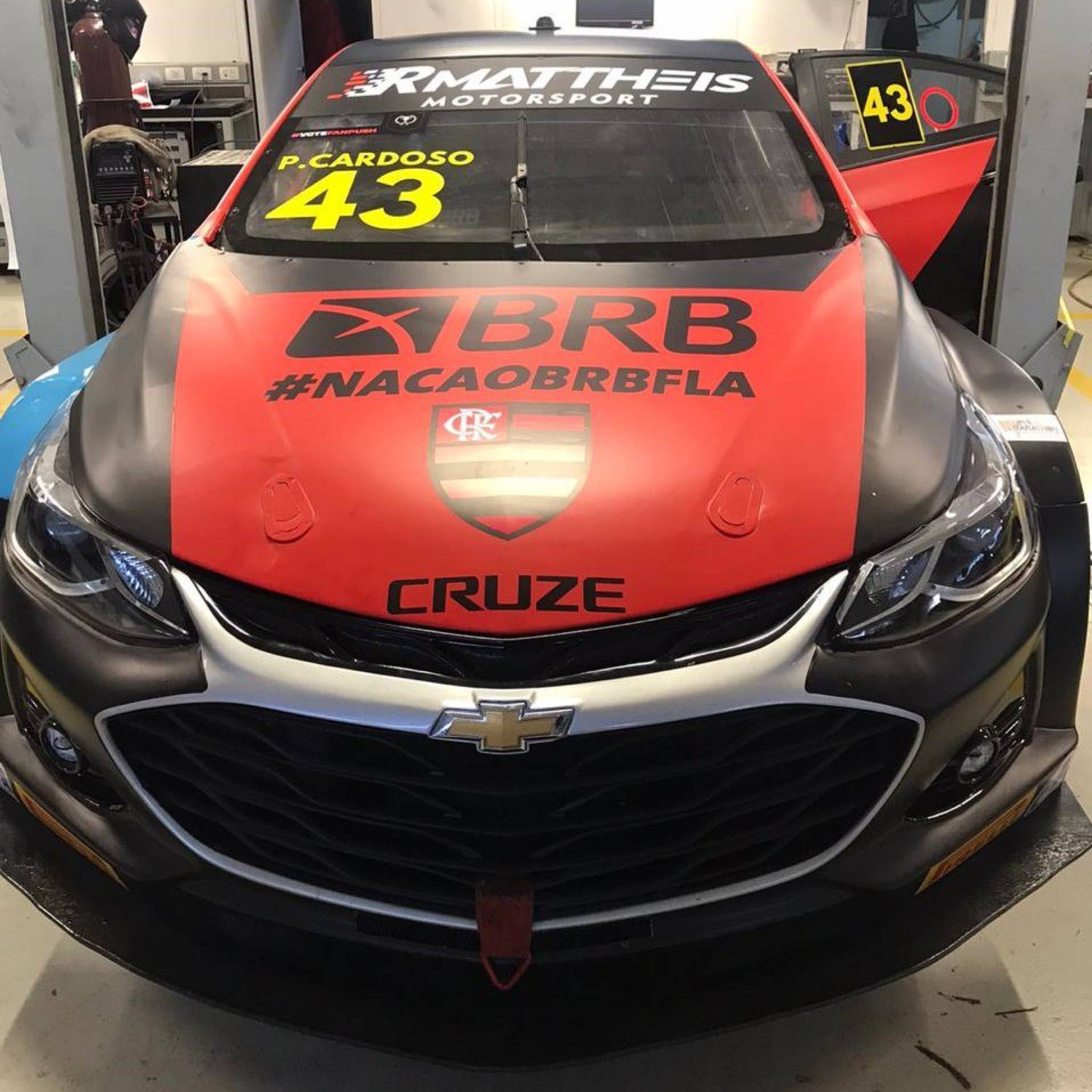 Carro rubro-negro, pilotado por Pedro Cardoso, é da equipe R. Mattheis e carrega o número 43