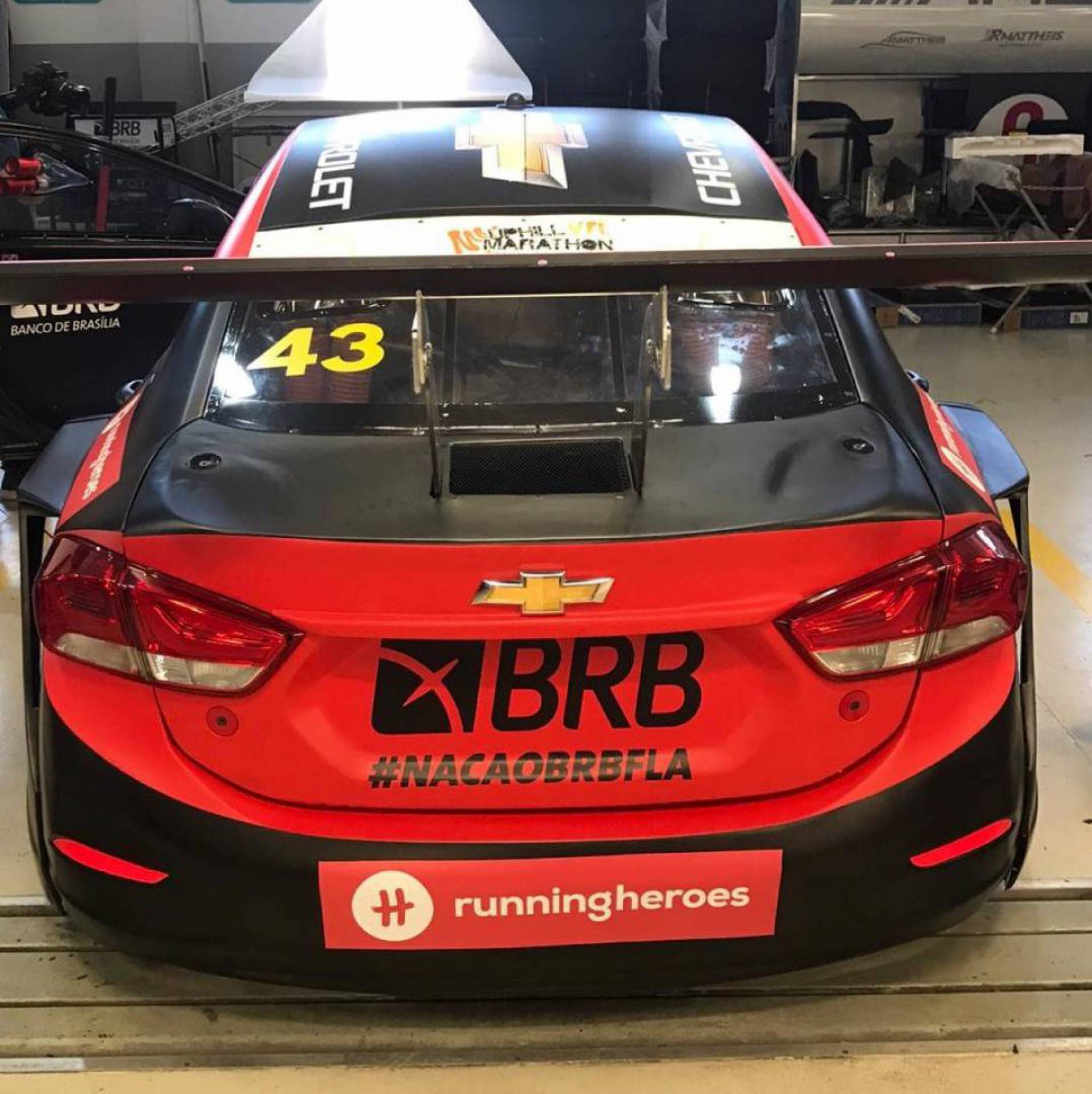 Carro rubro-negro, pilotado por Pedro Cardoso, é da equipe R. Mattheis e carrega o número 43