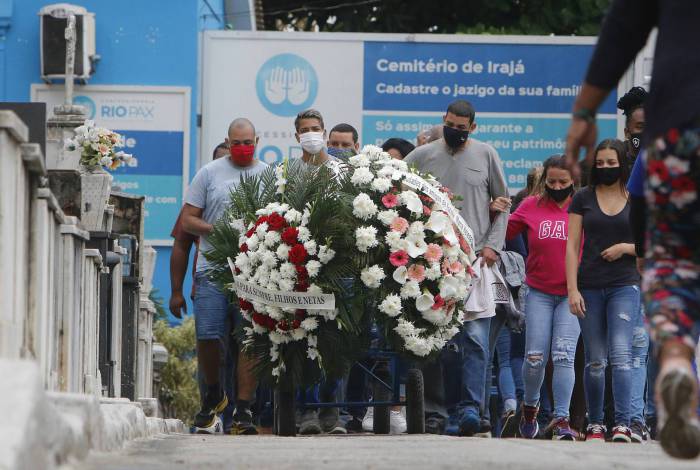O corpo da diretora de escola municipal Katia Vieira foi enterrado na manhã de ontem, no cemitério de Irajá, na Zona Norte do Rio