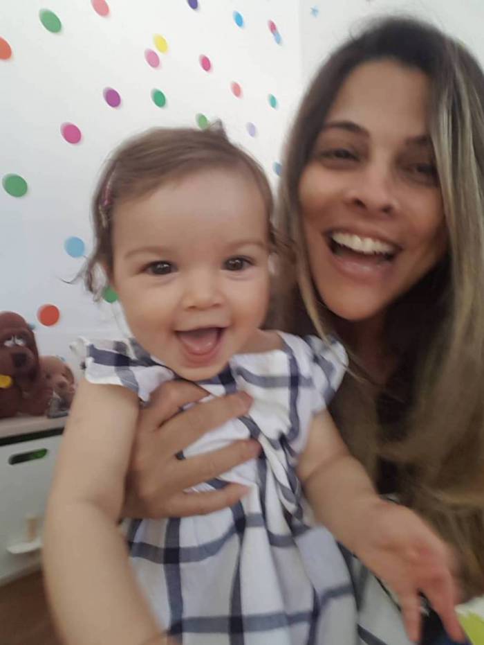 M&atilde;e de Chay Suede mostra o rosto da beb&ecirc; do ator