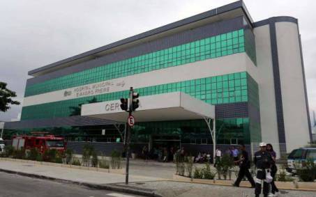 Homem morre e mulher fica ferida em troca de tiros na Ilha do Governador