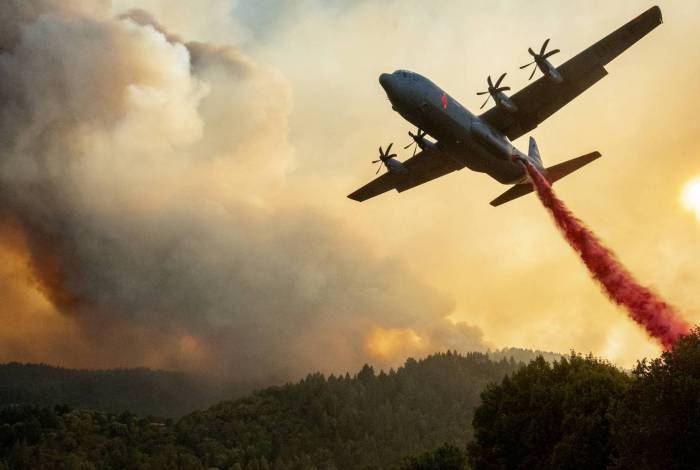 Bombeiros lutam contra um dos maiores incêndios de todos os tempos na Califórnia