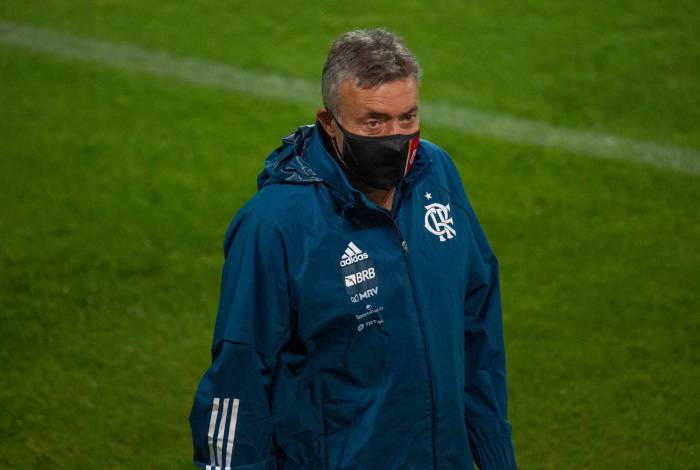 Domènec Torrent não inventou na vitória sobre o Coritiba, mas o Flamengo ainda não encanta  