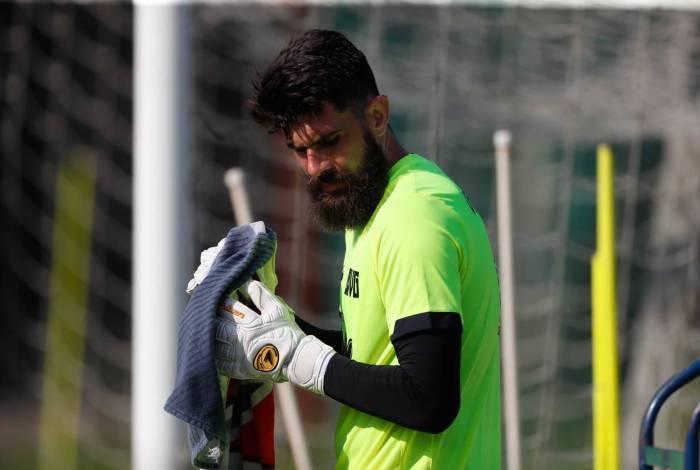 O goleiro Fernando Miguel tem a missão de manter segura a meta do Gigante da Colina em Curitiba