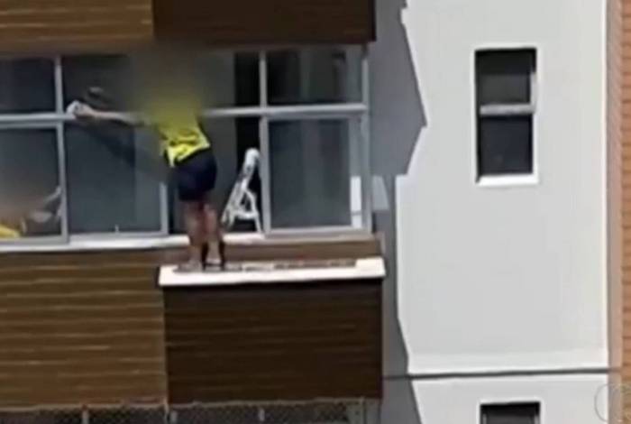 Mulher se arrisca para limpar vidro no 6º andar de prédio