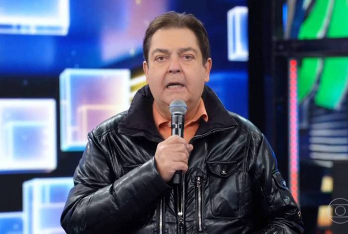 Faustão volta a apresentar o 'Domingão' nos estúdios