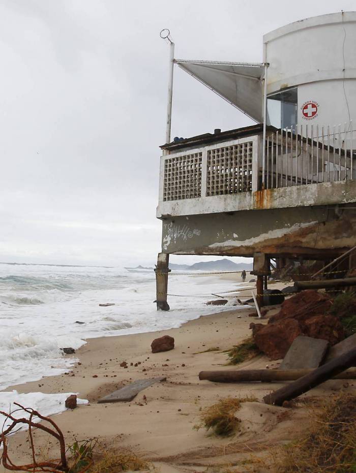 Ressaca no Rio, com ondas de at&eacute; 3 metros de altura, provocou o desmoronamento de parte do cal&ccedil;ad&atilde;o da Avenida L&uacute;cio Costa, na altura do posto 8, na Barra da Tijuca