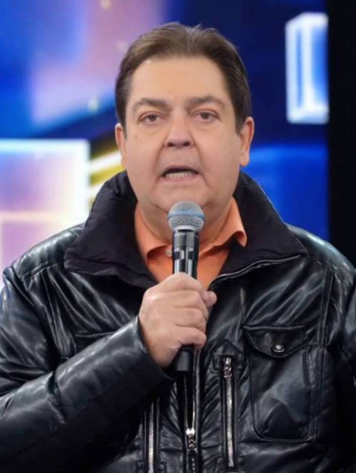 Faustão volta a apresentar o 'Domingão' nos estúdios