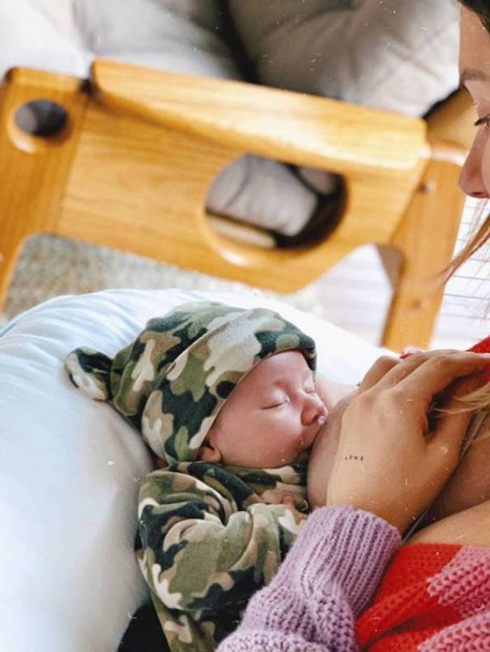 Giovanna Ewbank amamenta Zyan