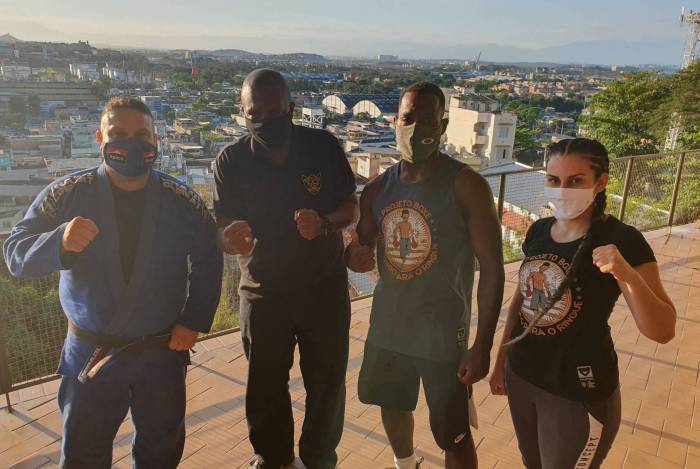 Professores e apoiadores do projeto Do Morro Para O Ringue