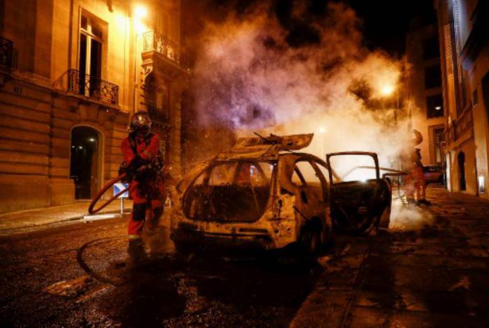 Torcedores do PSG foram responsáveis por incêndios e depredações nas ruas da capital